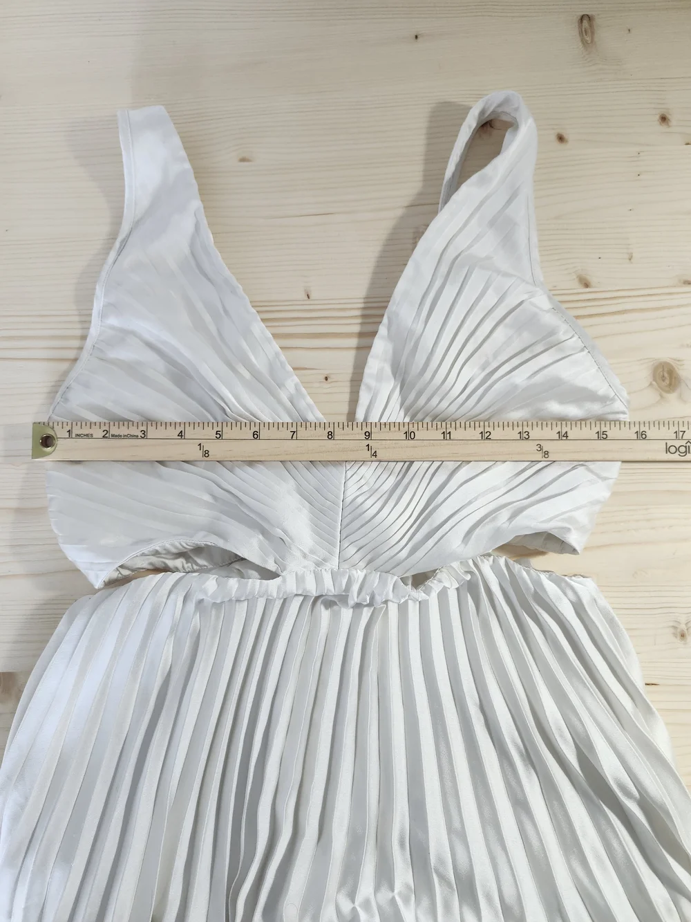 Abercrombie & Fitch Pleated White Satin V-Neck Maxi Dress with Cutout - M Tall